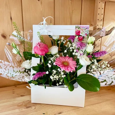 Compositions Florales de Saison tons rose blanc, contenant blanc