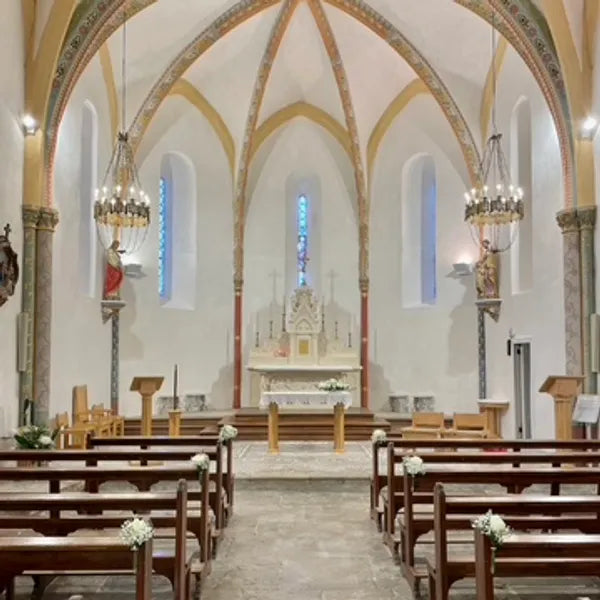 Bout de banc, bouquet de gypsophile et rose blanche