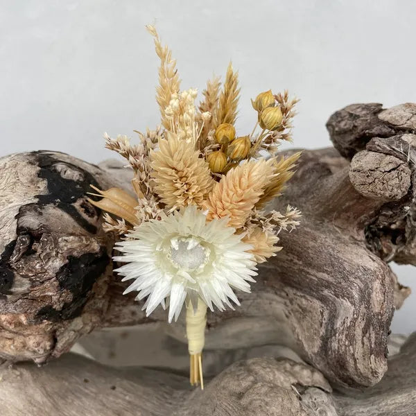 Uniques et façonnées avec soin dans notre Atelier proche de Biarritz, les Boutonnières en fleurs séchées par Chaton et Monsieur Ours sont le complément parfait pour vos accessoires de mariag