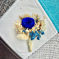Uniques et façonnées avec soin dans notre Atelier proche de Biarritz, les Boutonnières en fleurs séchées par Chaton et Monsieur Ours sont le complément parfait pour vos accessoires de mariag