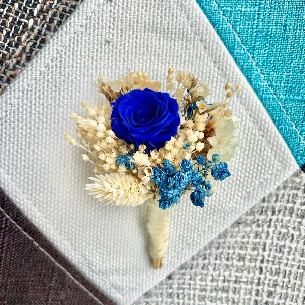 Uniques et façonnées avec soin dans notre Atelier proche de Biarritz, les Boutonnières en fleurs séchées par Chaton et Monsieur Ours sont le complément parfait pour vos accessoires de mariag