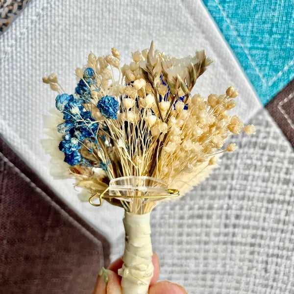 Uniques et façonnées avec soin dans notre Atelier proche de Biarritz, les Boutonnières en fleurs séchées par Chaton et Monsieur Ours sont le complément parfait pour vos accessoires de mariag