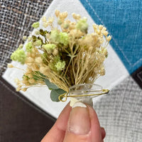 Uniques et façonnées avec soin dans notre Atelier proche de Biarritz, les Boutonnières en fleurs séchées par Chaton et Monsieur Ours sont le complément parfait pour vos accessoires de mariag