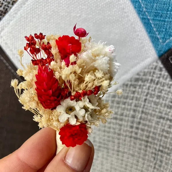 Uniques et façonnées avec soin dans notre Atelier proche de Biarritz, les Boutonnières en fleurs séchées par Chaton et Monsieur Ours sont le complément parfait pour vos accessoires de mariag