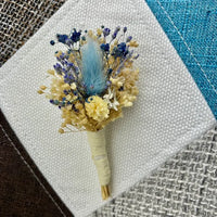 Uniques et façonnées avec soin dans notre Atelier proche de Biarritz, les Boutonnières en fleurs séchées par Chaton et Monsieur Ours sont le complément parfait pour vos accessoires de mariag