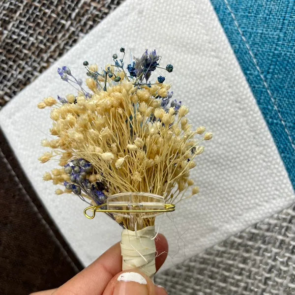 Uniques et façonnées avec soin dans notre Atelier proche de Biarritz, les Boutonnières en fleurs séchées par Chaton et Monsieur Ours sont le complément parfait pour vos accessoires de mariag