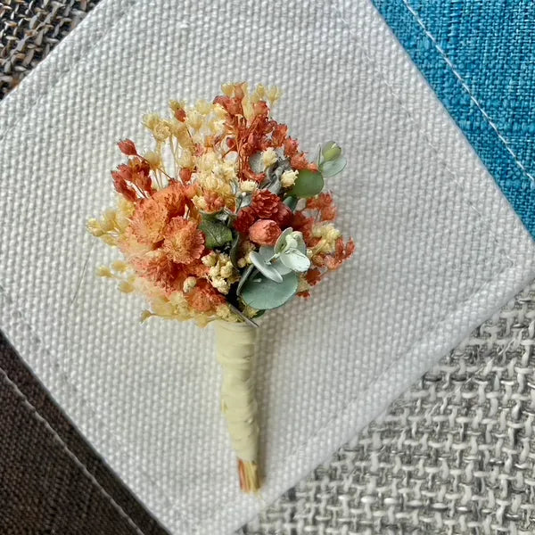 Uniques et façonnées avec soin dans notre Atelier proche de Biarritz, les Boutonnières en fleurs séchées par Chaton et Monsieur Ours sont le complément parfait pour vos accessoires de mariag