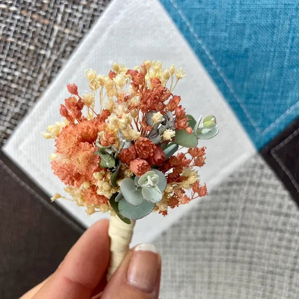 Uniques et façonnées avec soin dans notre Atelier proche de Biarritz, les Boutonnières en fleurs séchées par Chaton et Monsieur Ours sont le complément parfait pour vos accessoires de mariag