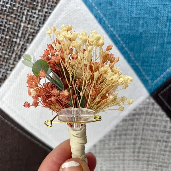 Uniques et façonnées avec soin dans notre Atelier proche de Biarritz, les Boutonnières en fleurs séchées par Chaton et Monsieur Ours sont le complément parfait pour vos accessoires de mariag