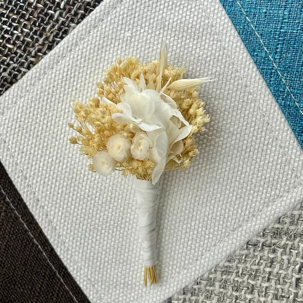 Uniques et façonnées avec soin dans notre Atelier proche de Biarritz, les Boutonnières en fleurs séchées par Chaton et Monsieur Ours sont le complément parfait pour vos accessoires de mariag