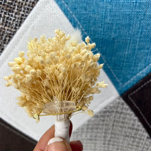 Uniques et façonnées avec soin dans notre Atelier proche de Biarritz, les Boutonnières en fleurs séchées par Chaton et Monsieur Ours sont le complément parfait pour vos accessoires de mariag