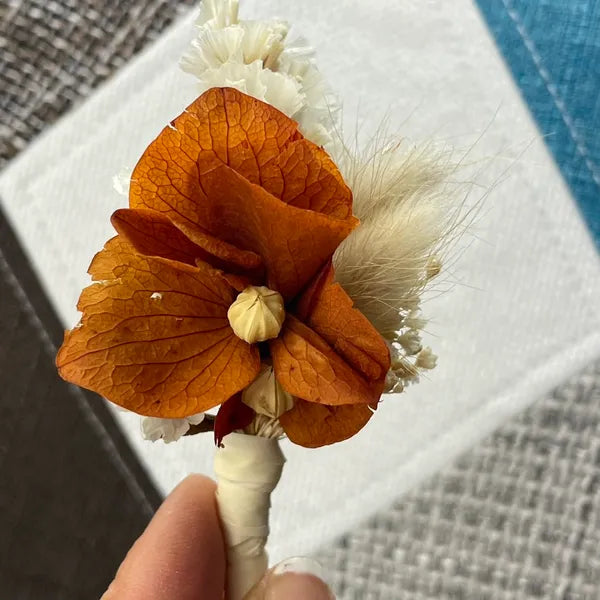 Uniques et façonnées avec soin dans notre Atelier proche de Biarritz, les Boutonnières en fleurs séchées par Chaton et Monsieur Ours sont le complément parfait pour vos accessoires de mariag