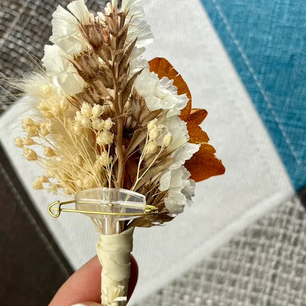 Uniques et façonnées avec soin dans notre Atelier proche de Biarritz, les Boutonnières en fleurs séchées par Chaton et Monsieur Ours sont le complément parfait pour vos accessoires de mariag