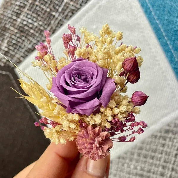 Uniques et façonnées avec soin dans notre Atelier proche de Biarritz, les Boutonnières en fleurs séchées par Chaton et Monsieur Ours sont le complément parfait pour vos accessoires de mariag