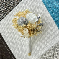 Uniques et façonnées avec soin dans notre Atelier proche de Biarritz, les Boutonnières en fleurs séchées par Chaton et Monsieur Ours sont le complément parfait pour vos accessoires de mariag