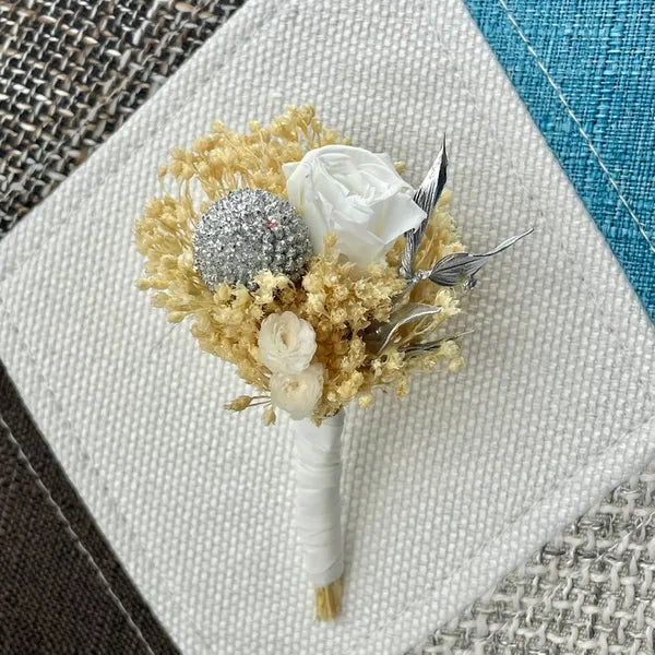 Uniques et façonnées avec soin dans notre Atelier proche de Biarritz, les Boutonnières en fleurs séchées par Chaton et Monsieur Ours sont le complément parfait pour vos accessoires de mariag
