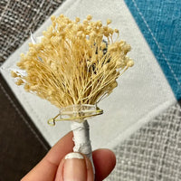 Uniques et façonnées avec soin dans notre Atelier proche de Biarritz, les Boutonnières en fleurs séchées par Chaton et Monsieur Ours sont le complément parfait pour vos accessoires de mariag