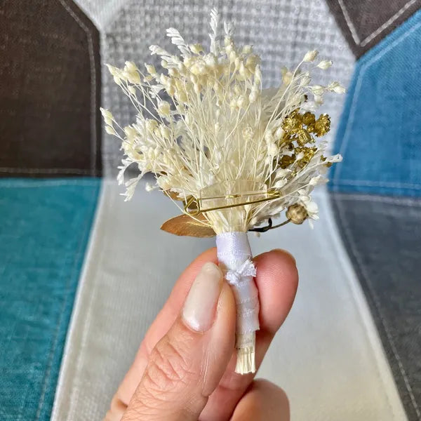 Uniques et façonnées avec soin dans notre Atelier proche de Biarritz, les Boutonnières en fleurs séchées par Chaton et Monsieur Ours sont le complément parfait pour vos accessoires de mariag