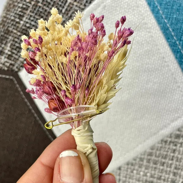 Uniques et façonnées avec soin dans notre Atelier proche de Biarritz, les Boutonnières en fleurs séchées par Chaton et Monsieur Ours sont le complément parfait pour vos accessoires de mariag