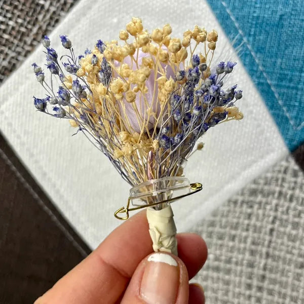 Uniques et façonnées avec soin dans notre Atelier proche de Biarritz, les Boutonnières en fleurs séchées par Chaton et Monsieur Ours sont le complément parfait pour vos accessoires de mariag