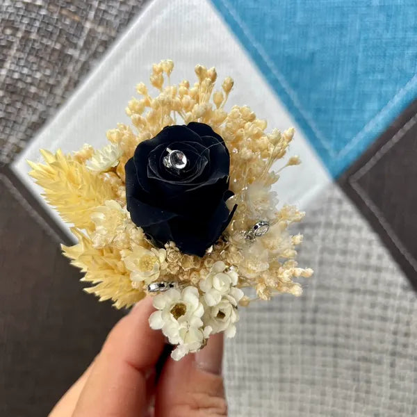 Uniques et façonnées avec soin dans notre Atelier proche de Biarritz, les Boutonnières en fleurs séchées par Chaton et Monsieur Ours sont le complément parfait pour vos accessoires de mariag