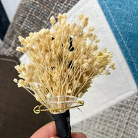 Uniques et façonnées avec soin dans notre Atelier proche de Biarritz, les Boutonnières en fleurs séchées par Chaton et Monsieur Ours sont le complément parfait pour vos accessoires de mariag