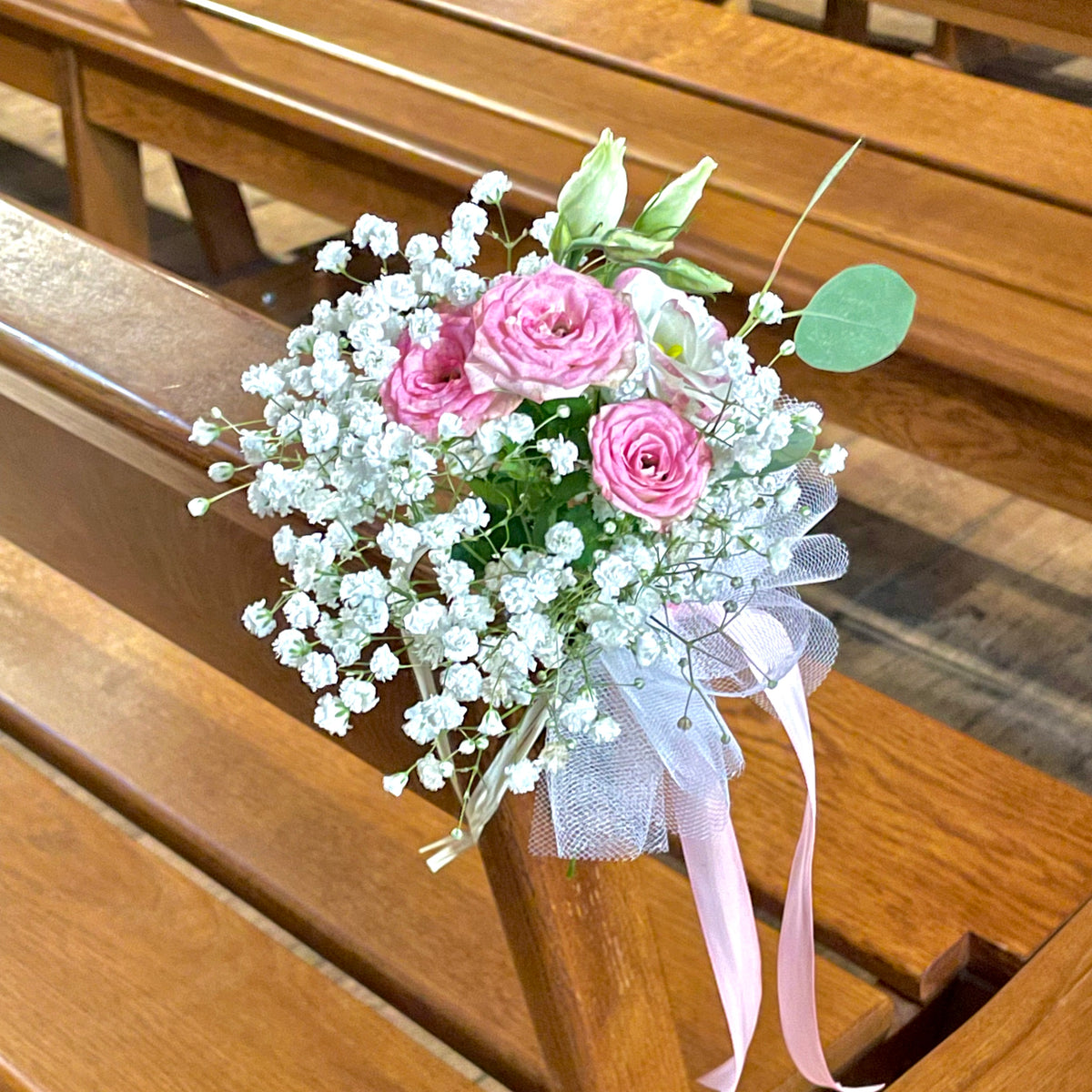 Bout de banc, bouquet de gypsophile et Roses branchues