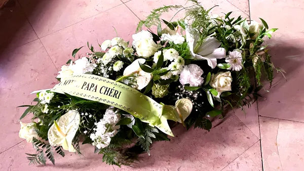 Deuil, gerbe fleurie blanche