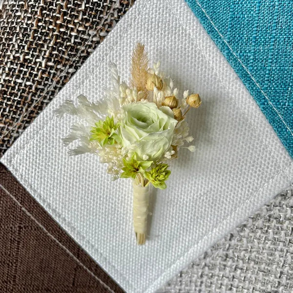 boutonnière - boutonnière mariage - boutonnière champêtre - boutonnière homme - boutonniere fleurs sechees - boutonnière marié - mariage boheme homme - accessoire mariage - accessoire mariage homme - mariage boheme - mariage boheme chic - mariage bohème champêtre - mariage bohème chic homme boutonnière boheme boutonniere vert beige boutonniere vert pastel boutonnière vert