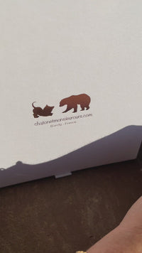 BIJOUX LOVE c'est l'élégance et la finesse personnalisée dans un coffret écrin de 13x13cm pour que ton cadeau soit prêt à offrir.  Nous avons réalisé un doublé, un bracelet maillon fin monté d'une pièce Love puis un autre bracelet de maillons cubains.  Le cadeau femme idéal.  Bijoux Love, c'est LA Tendance du moment travaillée avec soin jusqu'à la présentation.