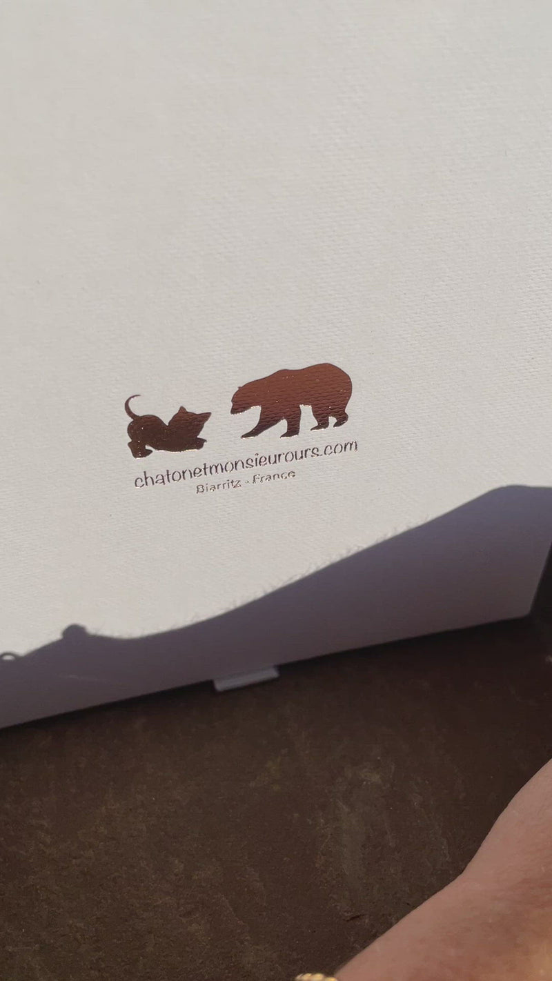 BIJOUX LOVE c'est l'élégance et la finesse personnalisée dans un coffret écrin de 13x13cm pour que ton cadeau soit prêt à offrir.  Nous avons réalisé un doublé, un bracelet maillon fin monté d'une pièce Love puis un autre bracelet de maillons cubains.  Le cadeau femme idéal.  Bijoux Love, c'est LA Tendance du moment travaillée avec soin jusqu'à la présentation.