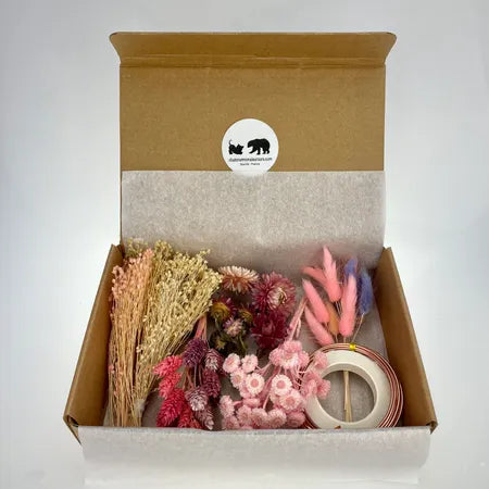 Chaton et Monsieur Ours t'a confectionné une BOX DIY en Fleurs séchées pour créer de Jolies Couronnes selon tes envies. Tu veux plus de couleurs ? Ajoutes-en autant que tu le souhaites avec nos Mini Bouquets Complément 