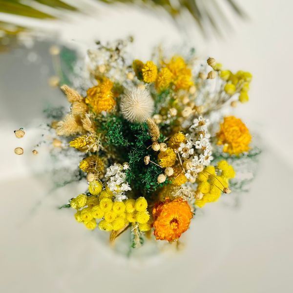 Bouquet de fleurs séchées, fleurs séchées, fleurs séchées jaunes, décoration, intérieur, chaton et monsieur ours