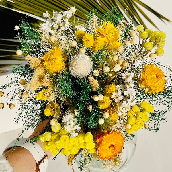 Bouquet de fleurs séchées, fleurs séchées, fleurs séchées jaunes, décoration, intérieur, chaton et monsieur ours