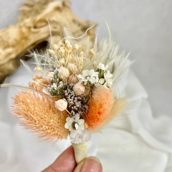 Boutonnière Bohème Palm nuances abricot milka - Accessoire mariage