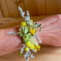 Accessoire en fleurs séchées pour Femme. Accessoire en fleurs séchées pour Femme accessoire mariage - mariage boheme - mariage bohème champêtre - accessoire mariage femme - bijoux mariage  - mariage boheme champêtre - bracelet fleurs séchées - bracelet mariage - bracelet - mariage - bijoux fleurs séchées  bracelet boheme bracelet vert jaune mariage bracelet
