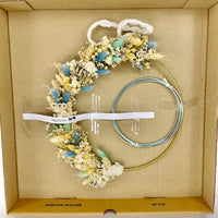 L'idée cadeau parfaite , que ce soit pour une naissance, pour un anniversaire ou juste pour le plaisir ! Une jolie couronne avec ses teintes tendances, idéale pour une décoration murale  de chambre adultes et enfants, salon ou en décoration pour un mariage et bien d'autres événements.