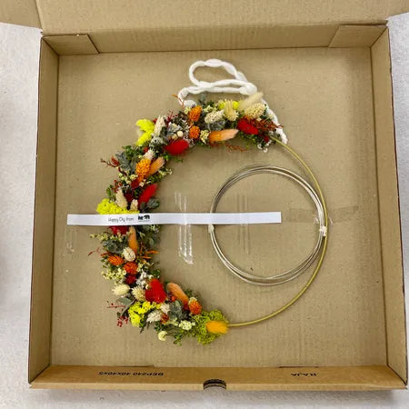 L'idée cadeau parfaite , que ce soit pour une naissance, pour un anniversaire ou juste pour le plaisir ! Une jolie couronne avec ses teintes tendances, idéale pour une décoration murale  de chambre adultes et enfants, salon ou en décoration pour un mariage et bien d'autres événements.