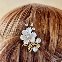 barrette cheveux mariage fleurs, barrette fleur, accessoire cheveux, fleur cheveux, peigne fleur, accessoire cheveux mariage, accessoire mariage, accessoire petite fille, accessoire fleur, fleur blanche, accessoires blanc cheveux, fleurs blanches cheveux, barrette cheveux femme, barrette cheveux fille, barrette mariage femme, barrette mariage dorée, accessoire cheveux 44, barrette cheveux 44, barrette tendance 2022