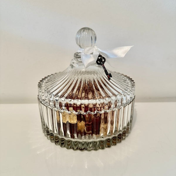 Bocal en verre, vase en verre, bonbonnière en verre, bonbonnière, bonbonnière relief, pot pourri, art de table, accessoire décoration, accessoire décoration intérieur, décoration en verre, déco, déco verre, déco bonbonnière, fleurs séchées, bocal fleurs séchées, vase fleurs séchées, vase pétales fleurs, bocal pétales fleurs, bonbonnière en verre ikea, bonbonnière en verre gifi, bonbonnière en verre vintage, bonbonnière en verre pas cher