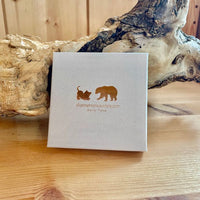 BIJOUX HELLO c'est l'élégance et la finesse personnalisée dans un coffret écrin de 13x13cm pour que ton cadeau soit prêt à offrir. Nous avons réalisé un doublé, un bracelet maillon fin monté d'une perle de nacre blanche puis un autre bracelet de maillons cubains. Le cadeau femme idéal Bijoux Hello, c'est LA Tendance du moment travaillée avec soin jusqu'à la présentation.