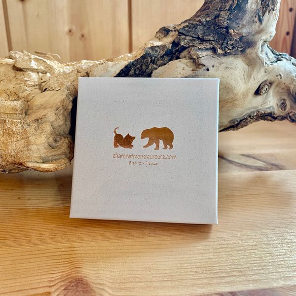 BIJOUX FOREVER c'est l'élégance et la finesse personnalisée dans un coffret écrin de 13x13cm pour que ton cadeau soit prêt à offrir. Nous avons réalisé un doublé, un bracelet maillons et pierres naturelles taillées blanches puis un autre bracelet de maillons très fin avec des charms ronds. Bijoux Forever, c'est LA Tendance du moment travaillée avec soin jusqu'à la présentation.