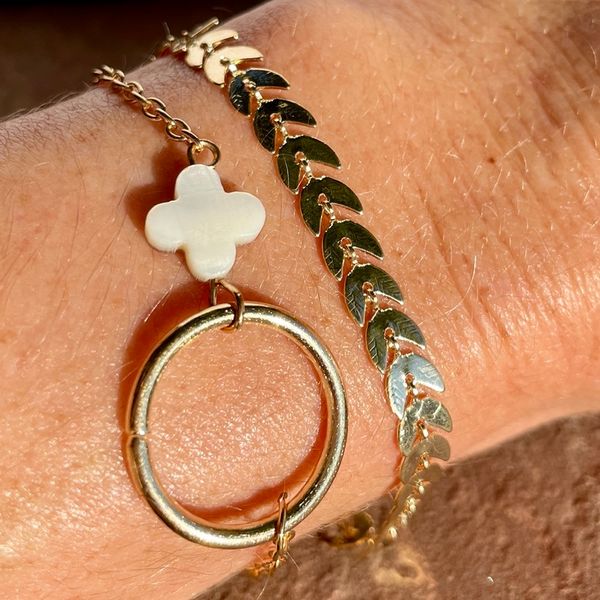 BIJOUX HELLO c'est l'élégance et la finesse personnalisée dans un coffret écrin de 13x13cm pour que ton cadeau soit prêt à offrir.  Nous avons réalisé un doublé, un bracelet maillon fin monté d'une perle de nacre blanche puis un autre bracelet de maillons cubains.  Le cadeau femme idéal  Bijoux Hello, c'est LA Tendance du moment travaillée avec soin jusqu'à la présentation.