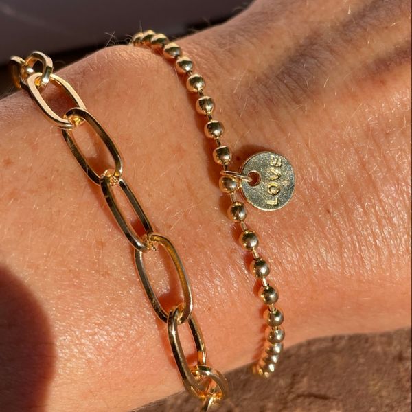 BIJOUX LOVE c'est l'élégance et la finesse personnalisée dans un coffret écrin de 13x13cm pour que ton cadeau soit prêt à offrir.  Nous avons réalisé un doublé, un bracelet maillon fin monté d'une pièce Love puis un autre bracelet de maillons cubains.  Le cadeau femme idéal.  Bijoux Love, c'est LA Tendance du moment travaillée avec soin jusqu'à la présentation.