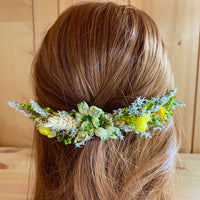 Le Peigne Chloé de Chaton et Monsieur Ours est un accessoire pour les cheveux  réalisé main dans notre Atelier situé proche de Biarritz, il est composé de Statice Tatarica, Bloom-broom vert deux nuances, Immortelles du Var jaune soleil, Phalaris et Asters