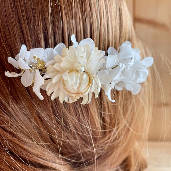 Le Peigne Bohème en Or de Chaton et Monsieur Ours est un accessoire pour les cheveux  réalisé main et composé d'Hortensia blanche, de Lagurus et Phalaris ainsi que d'Immortelles du Var dans les tons blanc et beige. Des feuille d'Eucalyptus baby et du Gypsophile Or 
