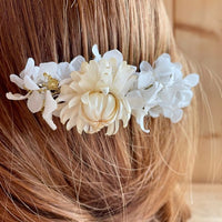 Le Peigne Bohème en Or de Chaton et Monsieur Ours est un accessoire pour les cheveux  réalisé main et composé d'Hortensia blanche, de Lagurus et Phalaris ainsi que d'Immortelles du Var dans les tons blanc et beige. Des feuille d'Eucalyptus baby et du Gypsophile Or 